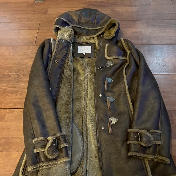 Laundry -Vintage good condition. Does has three  small nicks - Picture 5 of 5